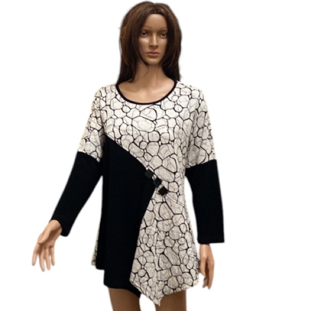 Yushi  size large black and white tunic